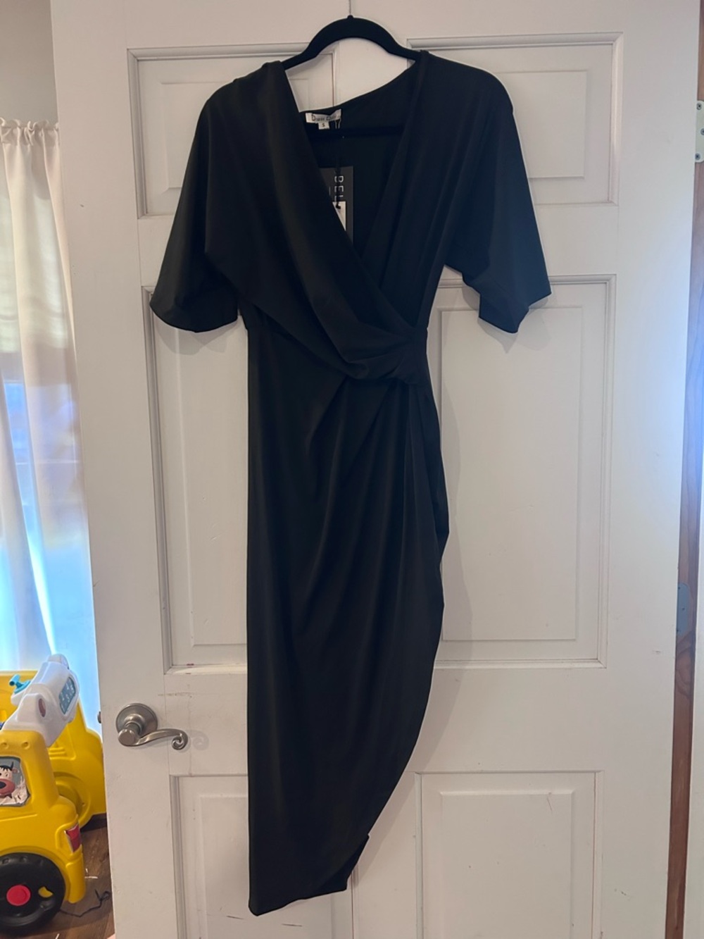 Classic Black Midi Wrap Dress with Short Sleeves